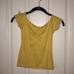 Yellow hollister top 🌻🌼☀️🍯